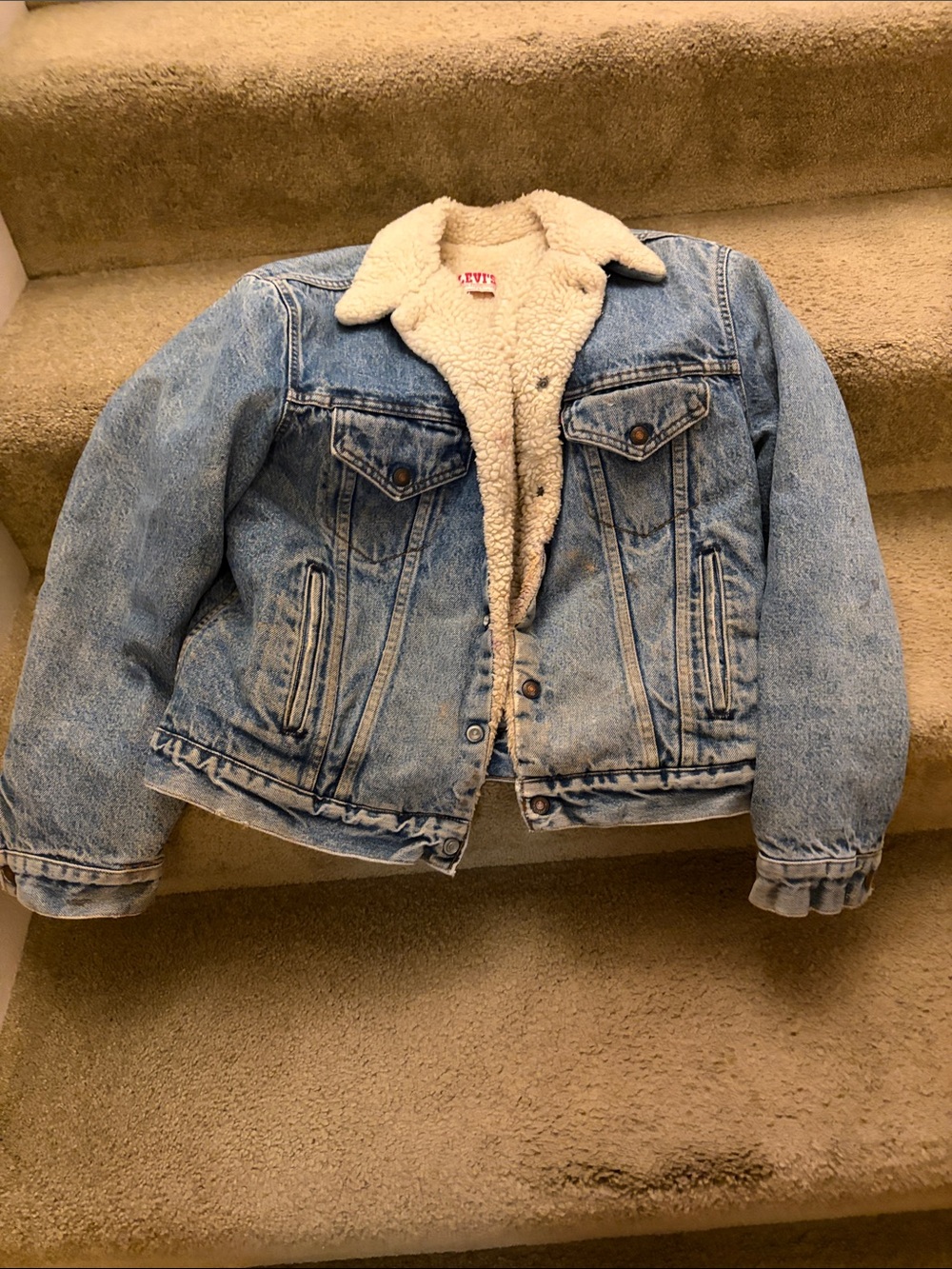 Levi's men’s 42r Denim Jacket with Cream Sherpa Lining - Light Blue